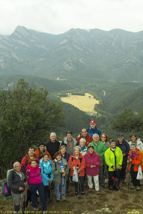 Grup amb el Camp Gran de la Coromina al fons